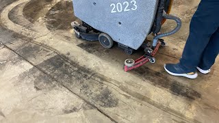 CLEANING AN INDUSTRIAL FLOOR WITH A WALKBEHIND AUTO SCRUBBER