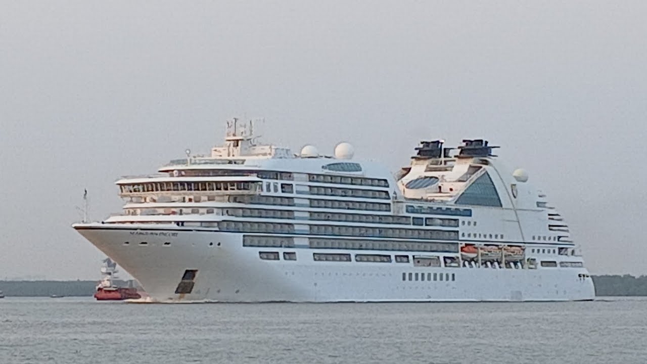 The cruise ship SEABOURN ENCORE operates under the flag of the Bahamas (🇧🇸).