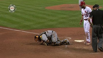 PIT@STL: Diaz stays in after ball ricochets off knee