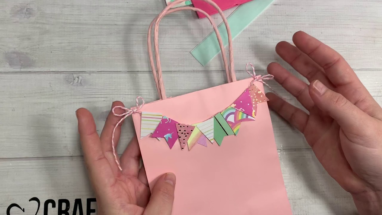 How To Put Tissue In A Gift Bag - Gift Wrapping Tutorial - Easy Quick Gift  Wrapping 