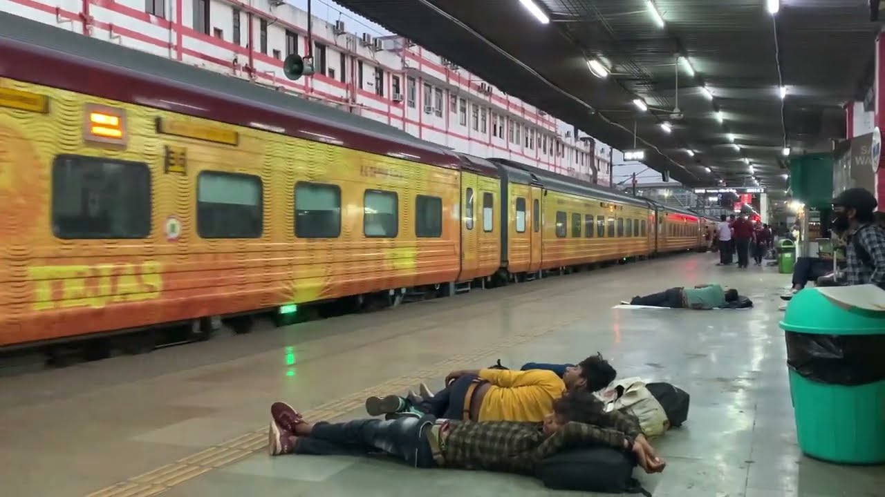 Rajdhani & garib rath Express arriving and departure Surat station / premium trains