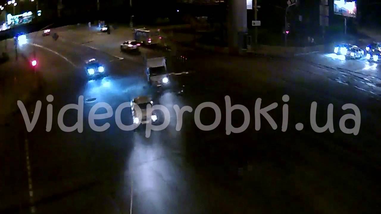 Водитель грузовика перепутал тормоз с газом: ДТП в Киеве - YouTube