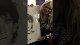 DORO PESCH assinou a capa original In Memory of Dan McCafferty - No Turning Back