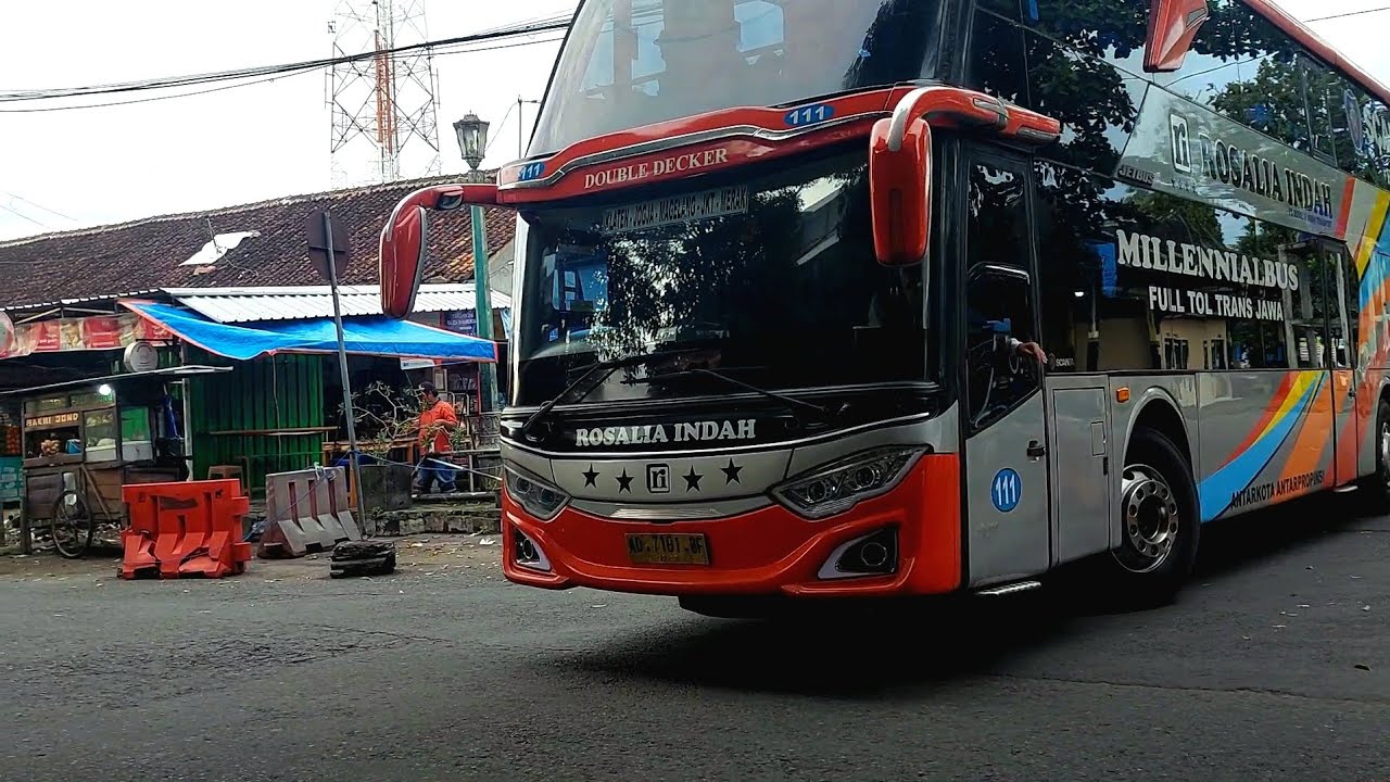 Kumpulan bus besar, bus double decker scania,  bus antar kota di terminal