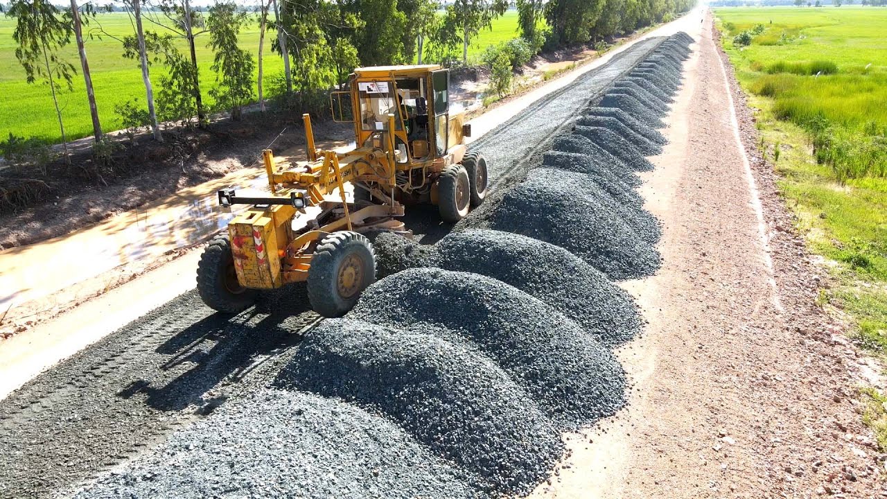 Nice Activities MITSUBISHI Motor Grader Spreading Black Gravel Build Road