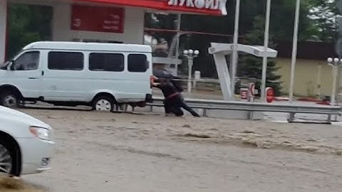 Улицы превратились в реки на Ставрополье