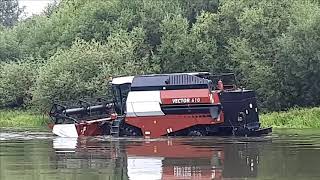 They drowned a combine harvester and two tractors in the river Утопили комбайн и два трактора в реке