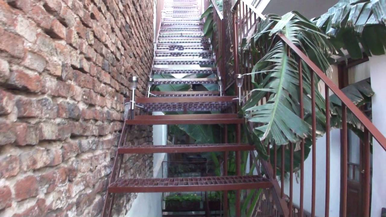 Subiendo la escalera del patio interno - YouTube