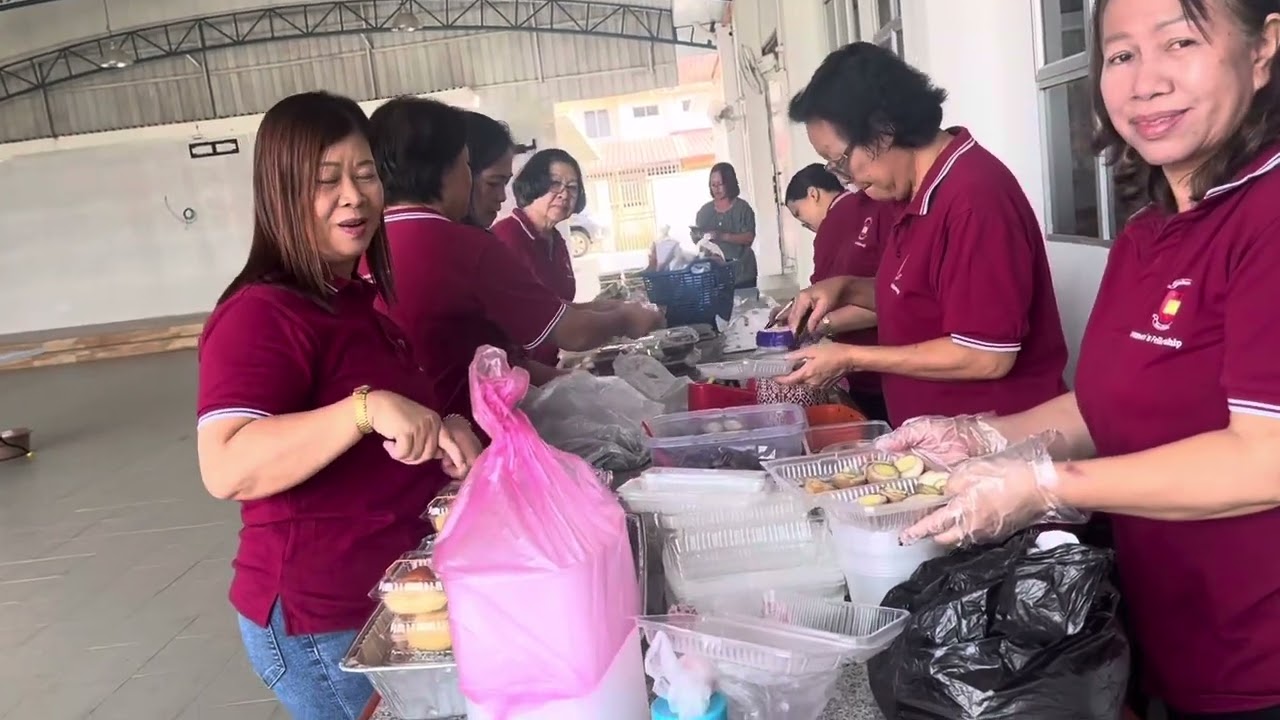 Aktiviti gerempung indu St. Barnabas / Berjual hari minggu