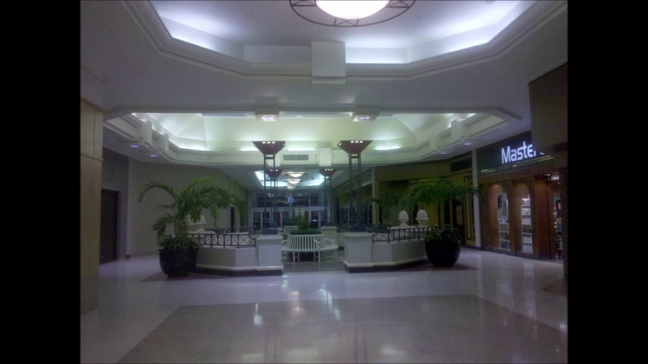 Louis Armstrong- What a wonderful world (playing in a empty mall)