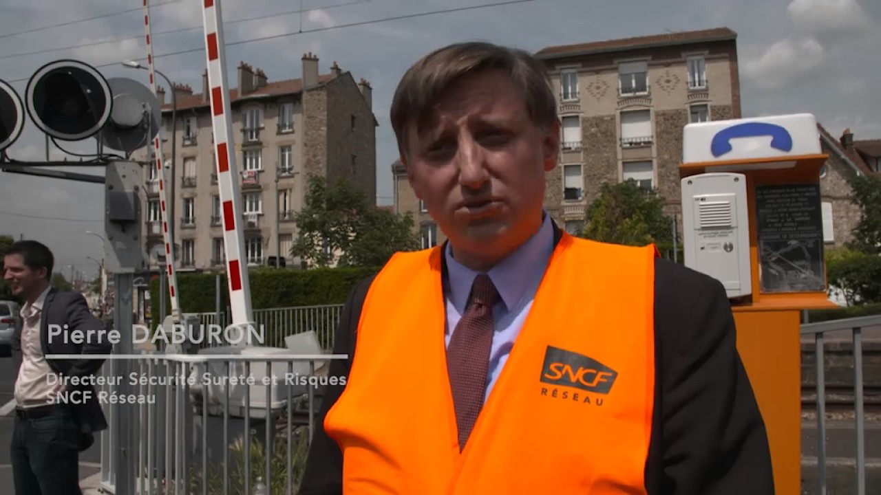 [ REPORTAGE ] Le PDG de SNCF Réseau, s'exprime au passage à niveau 4 de Deuil-Montmagny