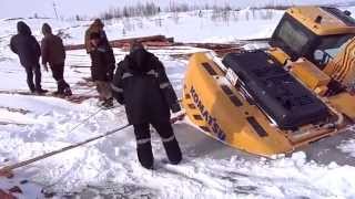 спасение экскаватора из болото-ледяного плена  1