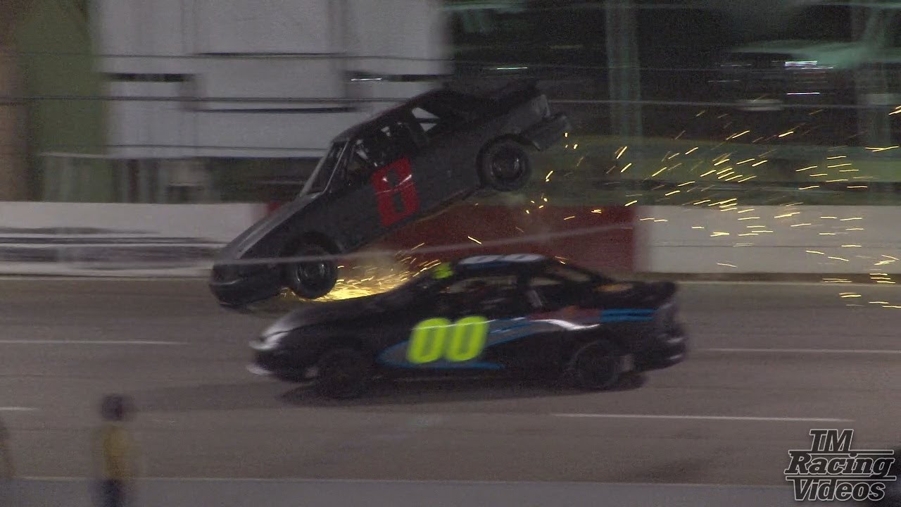 Огромный переворот — UCARs — 4 апреля 2014 г. — Саутсайд Спидвей