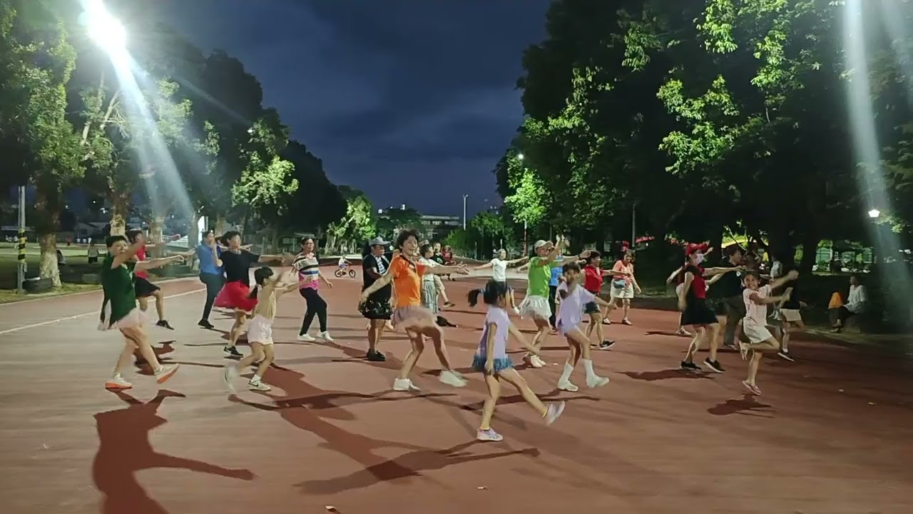 愛上廣場舞 黃昏班 “星期五晚上”小雪美和小朋友們一起共💃113.722 涂德隆📹