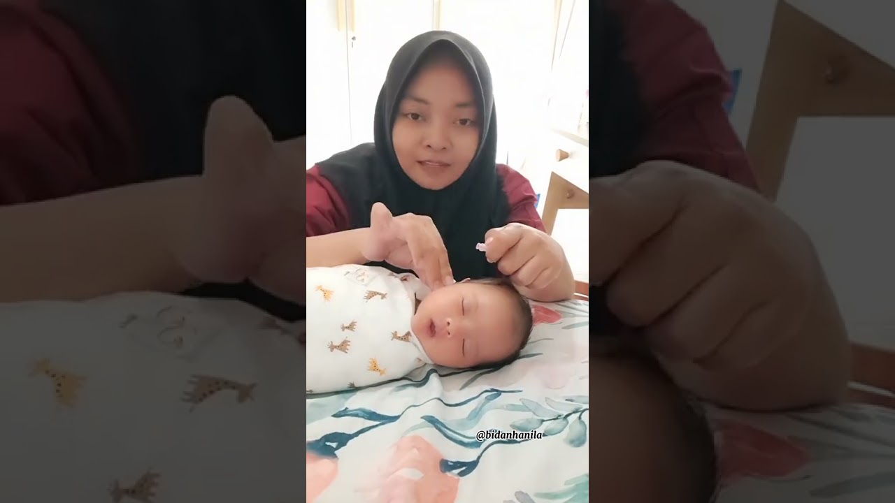 Tindik telinga Baby Neisha 🥰 