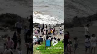 Surging Qiantang River tide narrowly misses spectators in China || Viral Video UK