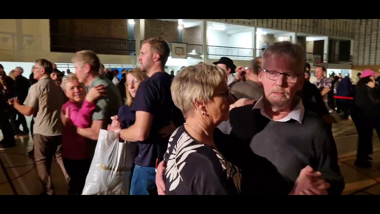 sista ljuva åren med Lasse Stefanz på Verdalshallen 12.10.24 Dansnytt.no Hilde Arntzen