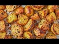 Pieczone i chrupiące ziemniaki z piekarnika - idealne do obiadu!