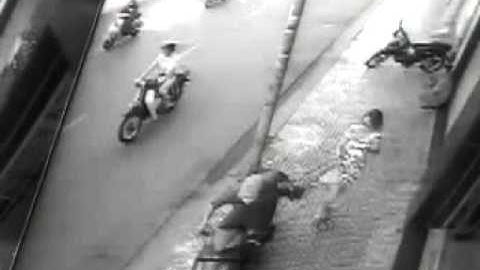 Cô gái ngã văng xuống đường vì bị cướp giỏ xách ở Sài Gòn