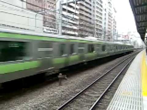 山手線E231系通過シーン