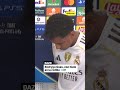 Rodrygo Con Hielo En La Rodilla Durante Su Entrevista Con Quirante Rodrygo Con Hielo En La Rodilla Durante Su Entrevista Con Quirante
