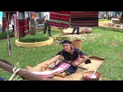 Video Cô gái Tây Nguyên xinh đẹp dệt vải ở Festival văn hóa... - youtube