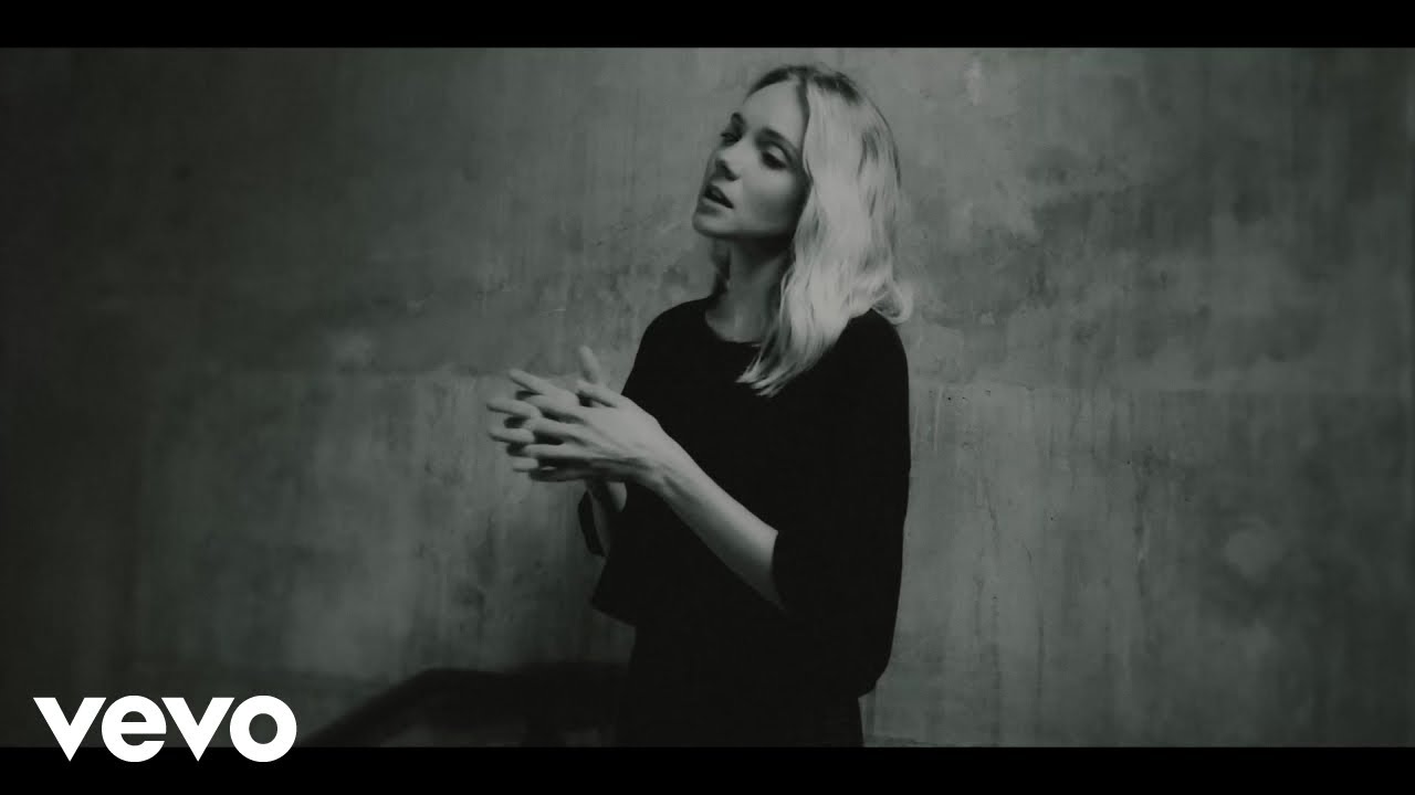 Danielle Bradbery – Girls In My Hometown (Stairwell Sessions)