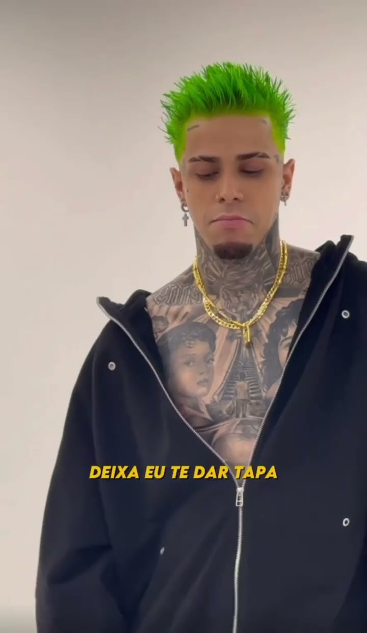ela esqueceu o salto e foi embora descalça, imagina a cor do pé quando chegou em casa kkkkk #cjota