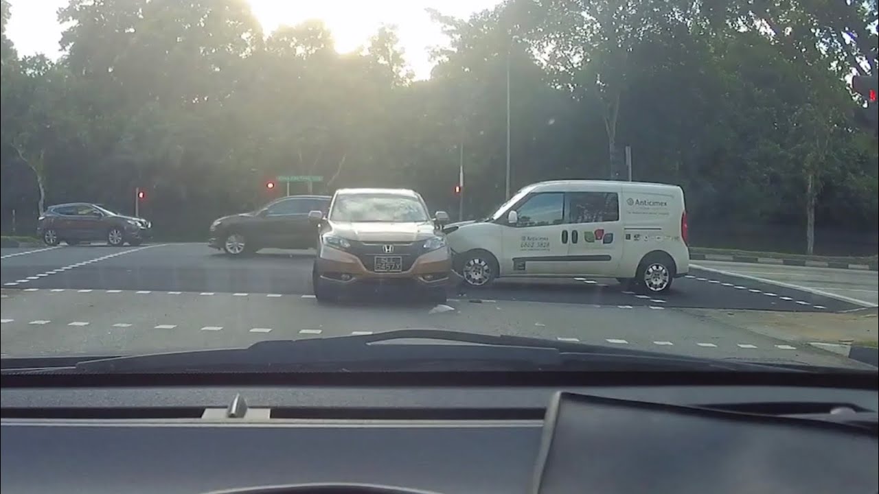 road trippin 8jun2019 #SLL6457X honda vezel got tbone by fiat doblo at discretionary right turn junction