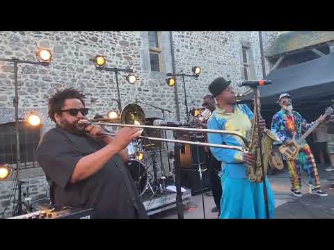 Le groupe Fishbone dans la cour du château de Regnéville-sur-Mer