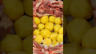 Жареное мясо к картошкой в казане на природе shortsvideo