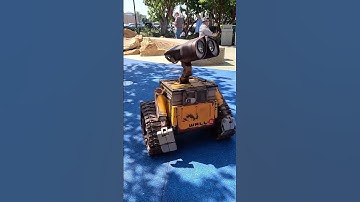 A life size real life Wall-E 🏰🐭🤖#disney #d23 #walle
