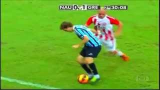 Sensacional! Maxi Rodriguez dá três canetas no mesmo zagueiro do Náutico e só é parado com falta.