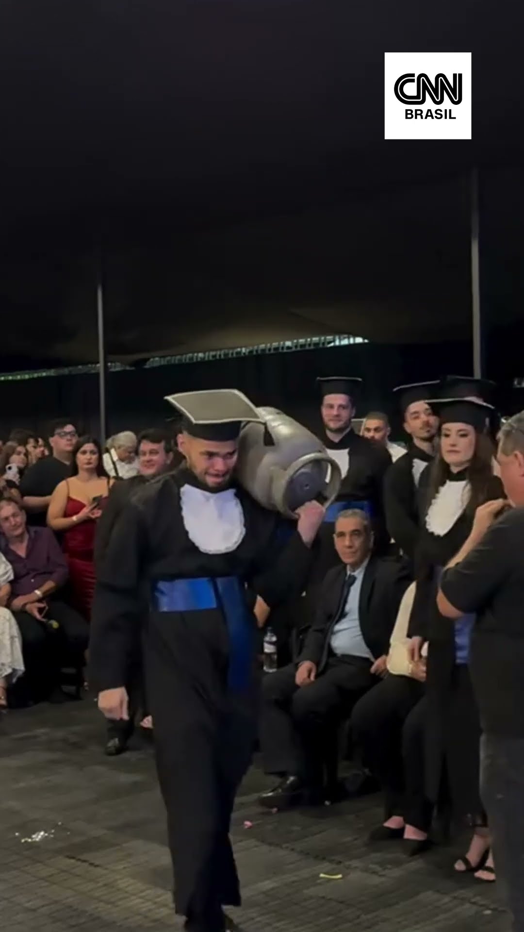 Estudante carrega botijão de gás em formatura para homenagear pai #Shorts