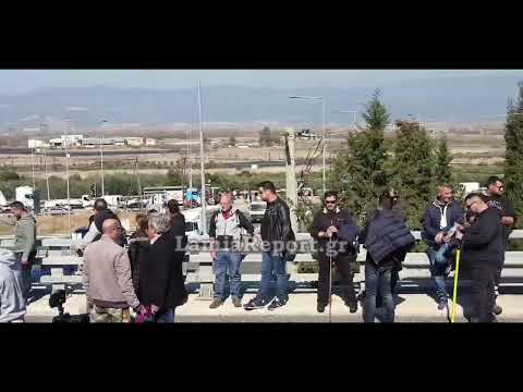 LamiaReport.gr: Οι αγρότες στην εθνική οδό με τα πανό τους