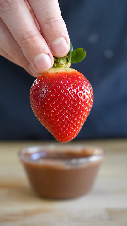 HOW CHEFS MAKE CHOCOLATE COVERED STRAWBERRIES!!!