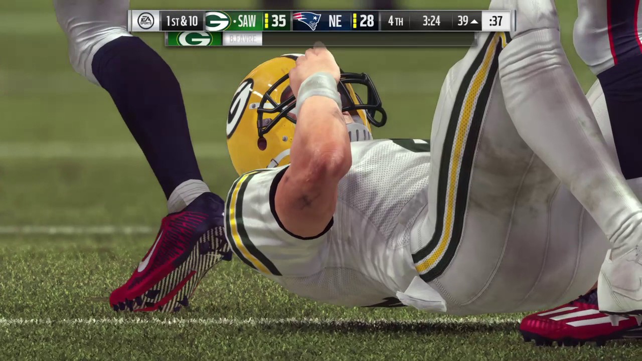 Madden NFL 17 Ultimate Team Brett Favre Spins off tackle gets the 1st down