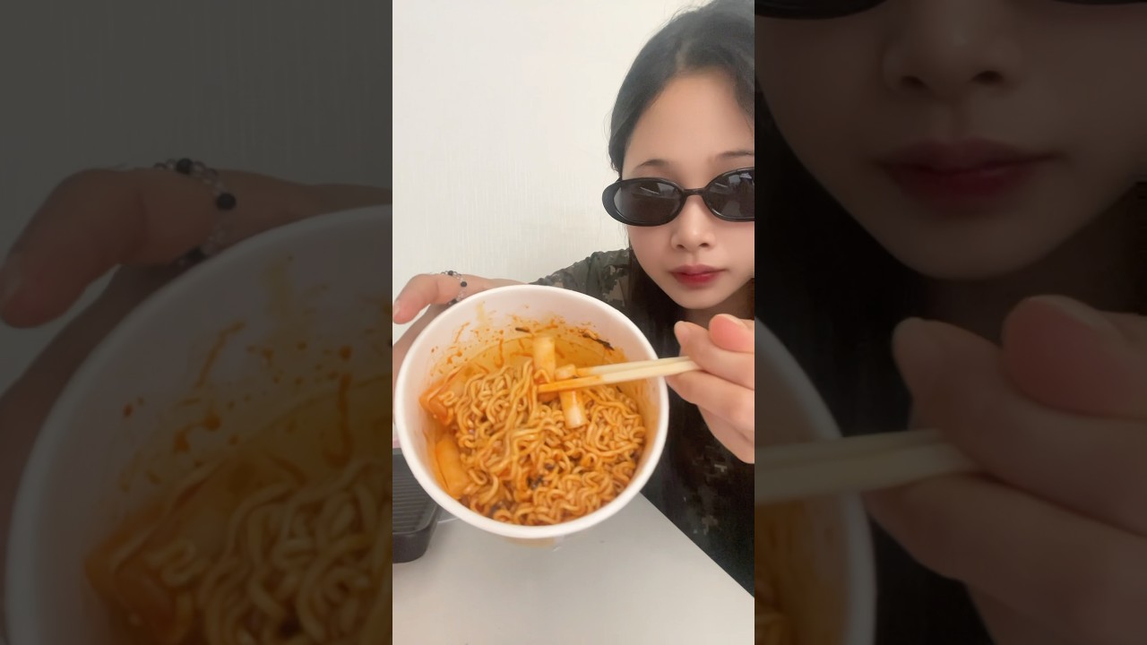 Mì cay trộn với tokboki Hàn Quốc.