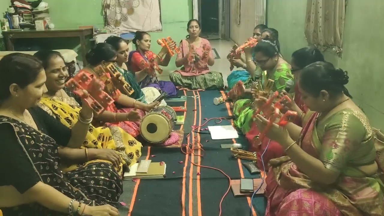 🌹 નાનો નાનો કાનો મારો ગુલાબનો ગોટો.. 🌹લખેલુ છે ) #satsang bhajan @geeta_patel930 