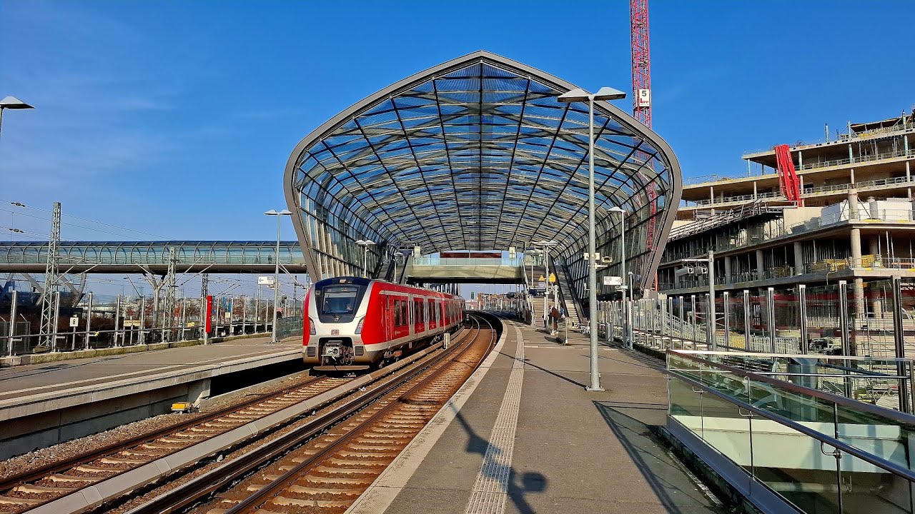 Zugverkehr am S- und U-Bahnhof Hamburg-Elbbrücken