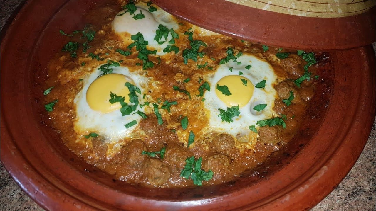 tajin marroquí tradicional de kefta y huevo/ comida de Marruecos