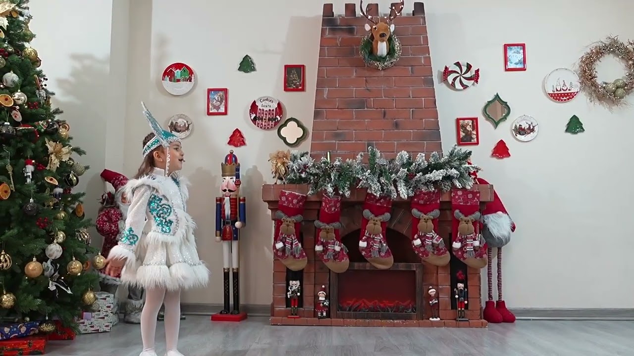 Ana Məktəb Nəsimi filialında Yeni il münasibətilə keçirilən bayram.