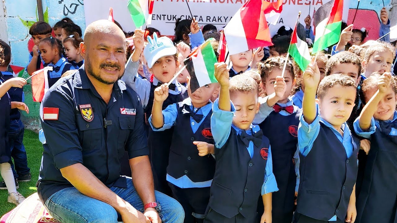 DETIK-DETIK BANG ONIM TEMUI RATUSAN PASIEN ANAK GAZA, BERI HADIAH