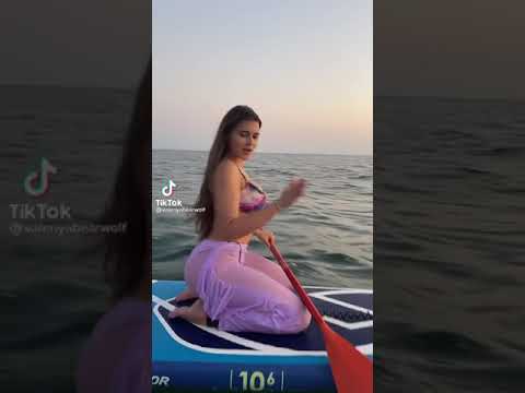 اجمل فتاة في البحر