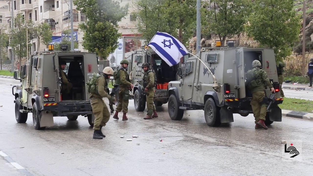 مواجهات مع الاحتلال في بلدة حلحول شمال الخليل عقب تشيييع جثمان الشهيد حمزة الزماعرة