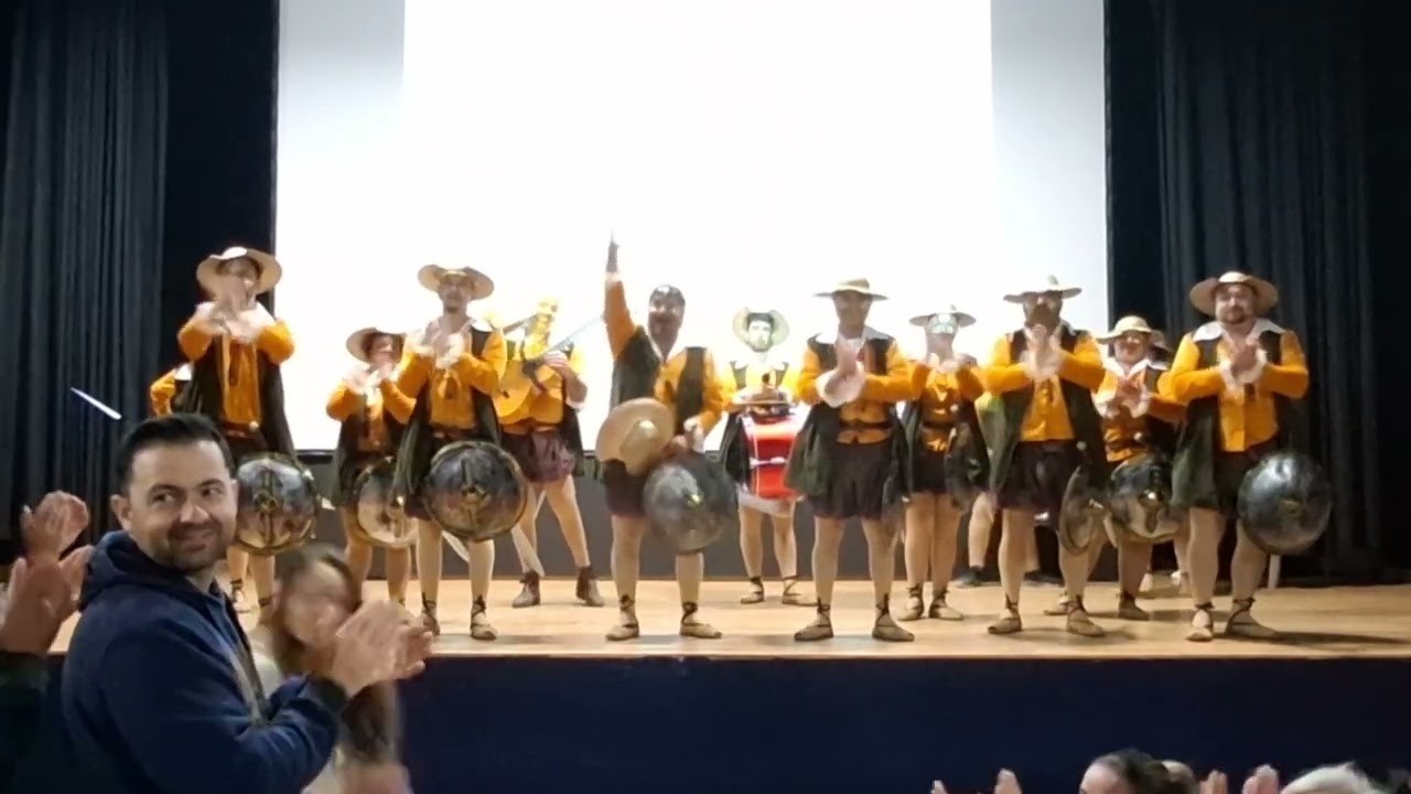 La Comparsa de mi pueblo con el tipo: Los locos. Actuación del viernes 20 de febrero.