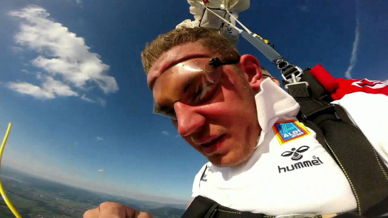 Skydiving: Schwinger Remo Käser mit erstem Fallschirm-Tandem-Sprung