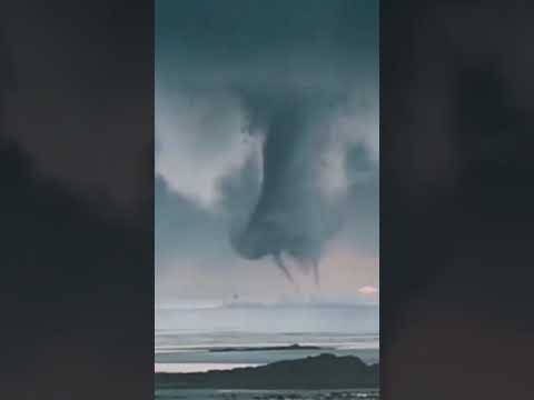 شاهد الإعصار بالبحر حقيقة أم خيال     