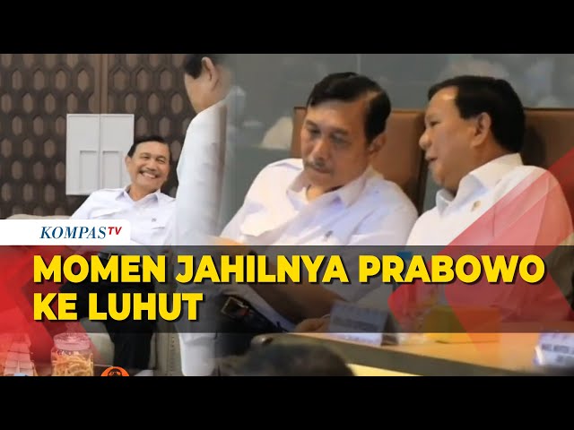 Viral 2 Video Jahilnya Prabowo ke Luhut: Tetap Berdiri Tegap Hingga Tak Mau Duduk class=