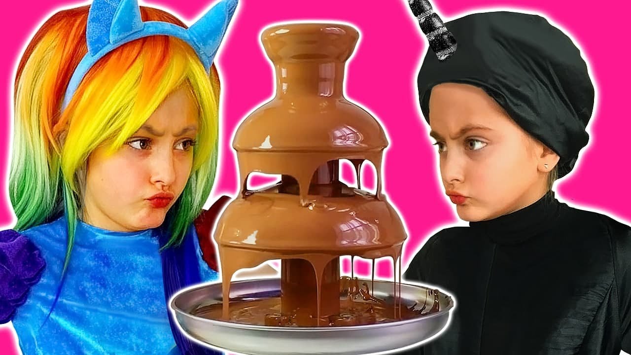 ⁣Sasha y Dima juegan con comida de verdad vs comida de chocolate